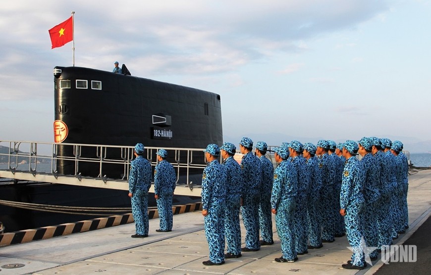 Buổi chào cờ của cán bộ, thủy thủ Tàu ngầm 182-Hà Nội (Lữ đoàn 189 Hải quân). 