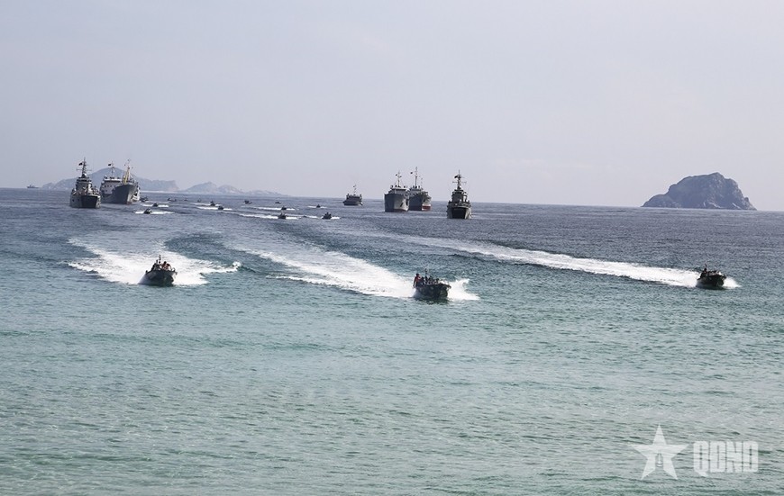 Huấn luyện đổ bộ chi viện. 