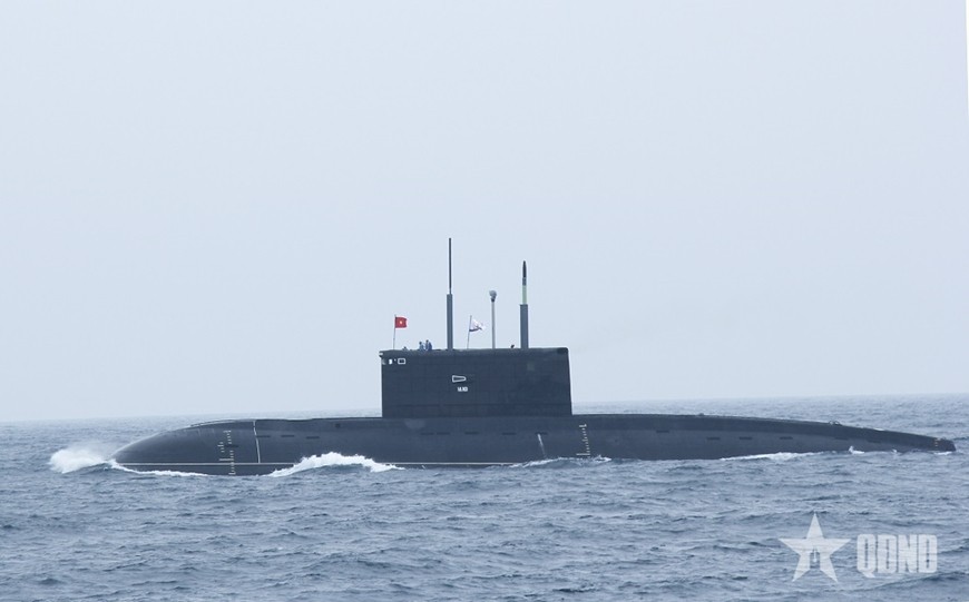 Tàu ngầm 182-Hà Nội (Lữ đoàn 189 Hải quân) cơ động thực hiện nhiệm vụ huấn luyện. 