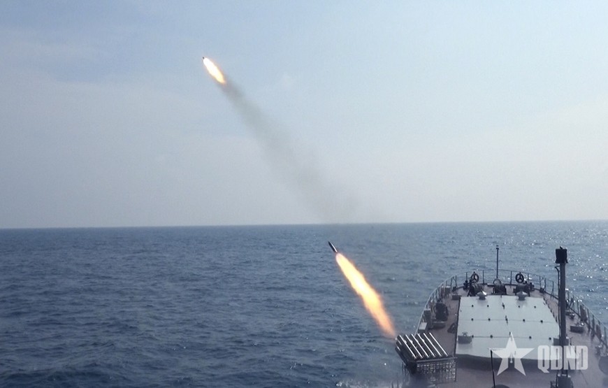 Tàu ngầm 182-Hà Nội (Lữ đoàn 189 Hải quân) cơ động thực Tàu ngầm 182-Hà Nội (Lữ đoàn 189 Hải quân) cơ động thực hiện nhiệm vụ huấn luyện. hiện nhiệm vụ huấn luyện. 