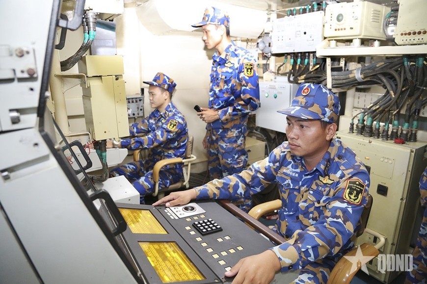 Tàu 383 (Lữ đoàn 167, Vùng 2 Hải quân) huấn luyện công kích tên lửa. 