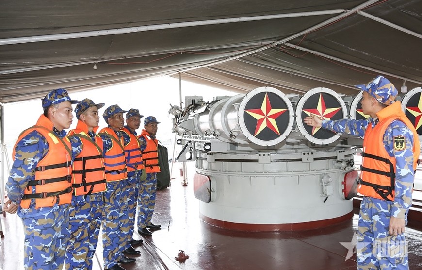 Huấn luyện tính năng kỹ, chiến thuật của ngư lôi. 