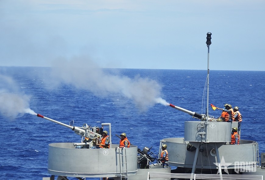 Tàu 503 (Lữ đoàn 955, Vùng 4 Hải quân) thực hành tiêu diệt mục tiêu trên biển. 