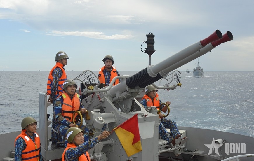 Huấn luyện bắt mục tiêu trên không ở Tàu 501 (Lữ đoàn 955, Vùng 4 Hải quân). 