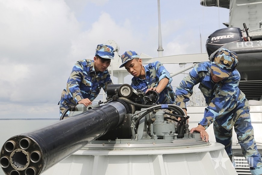 Bảo quản vũ khí trên Tàu 377 (Lữ đoàn 167, Vùng 2 Hải quân). 