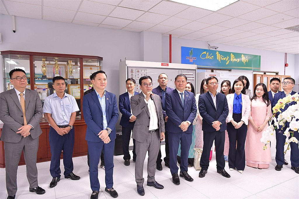 Tổng Giám đốc BSR Nguyễn Việt Thắng chia sẻ với người lao động về những mục tiêu trong năm mới 2025. Tổng Giám đốc BSR Nguyễn Việt Thắng chia sẻ với người lao động về những mục tiêu trong năm mới 2025.