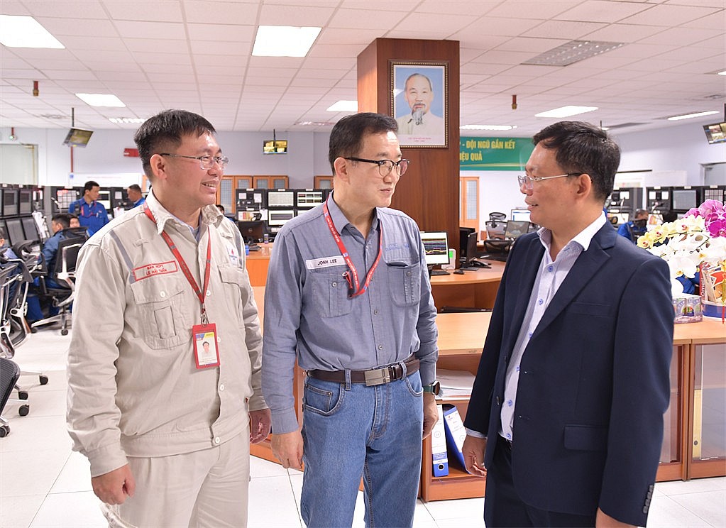 Giám đốc Nhà máy Cao Tuấn Sĩ (ngoài cùng bên phải) và Trưởng ban VHSX Lê Hải Tuấn (ngoài cùng bên trái) trao đổi công việc đầu năm với chuyên gia Hàn Quốc.