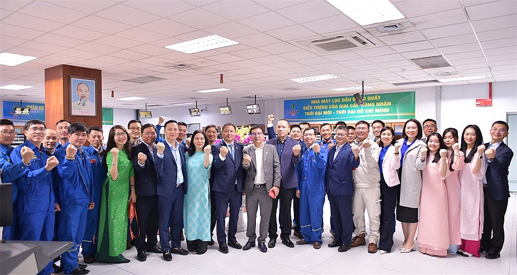 Ban Lãnh đạo Công ty, đại diện các tổ chức, đoàn thể chụp hình lưu niệm đầu năm mới cùng người lao động tại Phòng Điều khiển trung tâm.