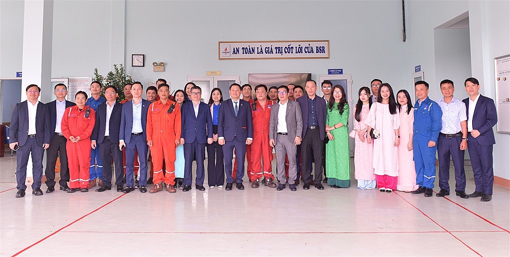 Ban Lãnh đạo Công ty, đại diện các tổ chức, đoàn thể chụp hình lưu niệm đầu năm mới cùng người lao động tại Ban An toàn Môi trường.