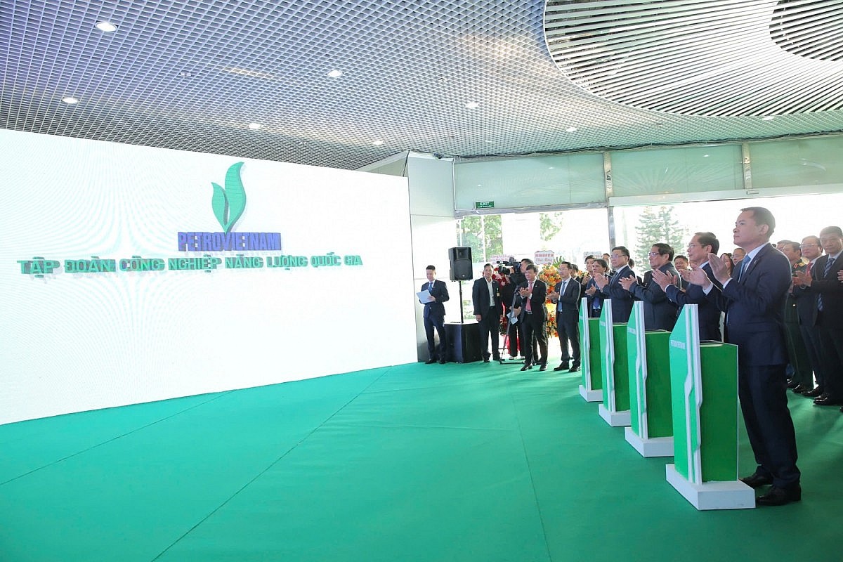 Thủ tướng Chính phủ Phạm Minh Chính, Phó Thủ tướng Bùi Thanh Sơn và lãnh đạo Petrovietnam thực hiện nghi thức chuyển dịch Petrovietnam - Tập đoàn Công nghiệp Năng lượng Quốc gia
