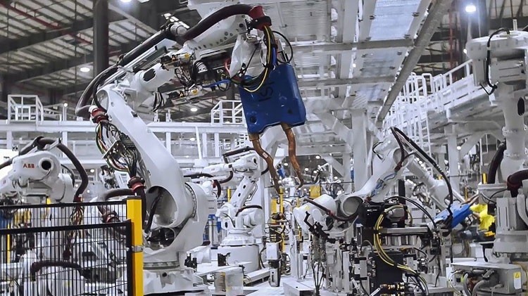 Rô bốt hàn đang làm việc trong xưởng hàn thân xe tại Tổ hợp sản xuất ô tô VinFast. Ảnh minh hoạ