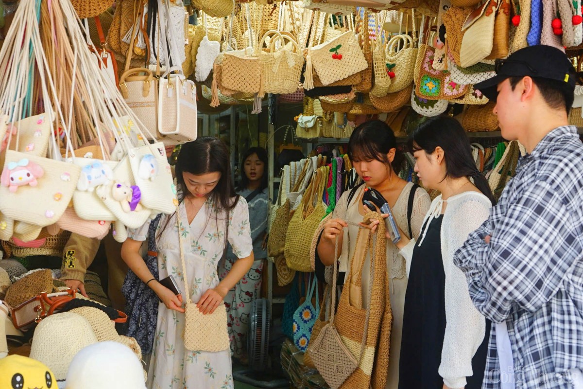 Du khách Hàn Quốc tham quan, mua sắm tại chợ Hàn ngày Mùng 2 Tết  Du khách Hàn Quốc tham quan, mua sắm tại chợ Hàn ngày Mùng 2 Tết