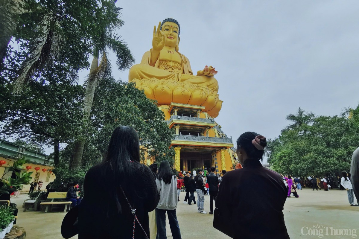 Sáng mùng 3 Tết, nhiều người đến chùa Khai Nguyên đứng dưới tượng Phật lớn nhất Đông Nam Á cầu an.