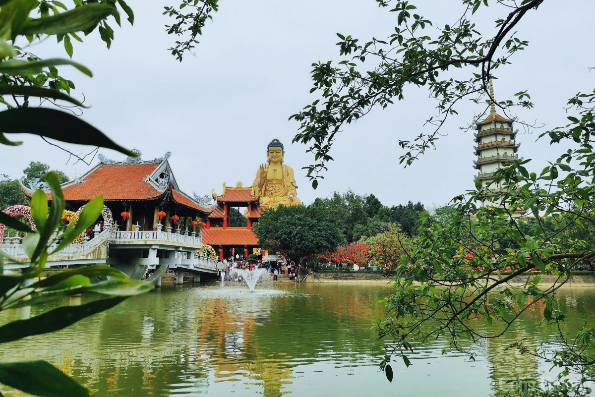 Từ nhiều năm nay, chùa Khai Nguyên - nơi có tượng Phật lớn nhất Đông Nam Á là địa điểm thu hút hàng nghìn người những ngày đầu năm đến vãn cảnh, cầu an.