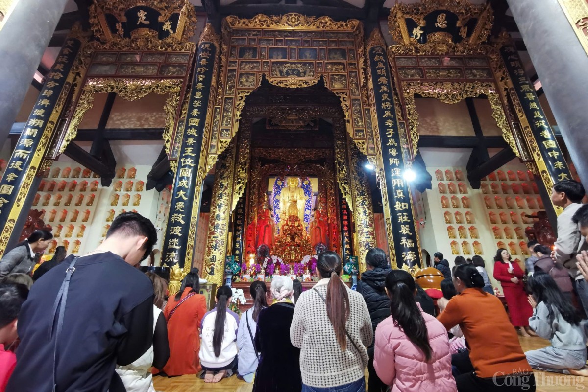 Phía bên trong chùa, hàng trăm lượt người thắp hương cầu Phật ngày đầu năm.