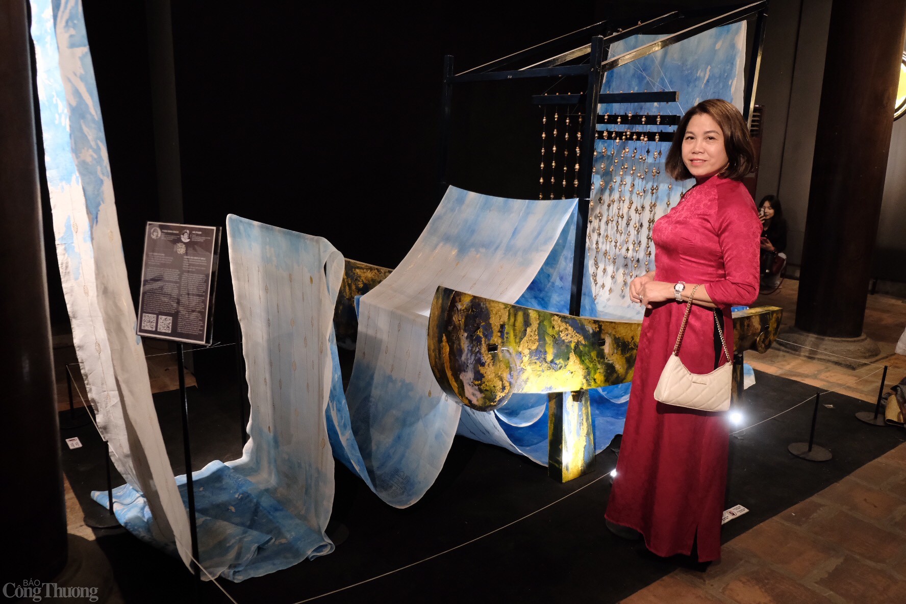 Khách tham quan check-in tại Tác phẩm Giọt Hạnh - Tơ Vàng của hai nghệ sĩ Phan Minh Bạch và Hà Phạm. 