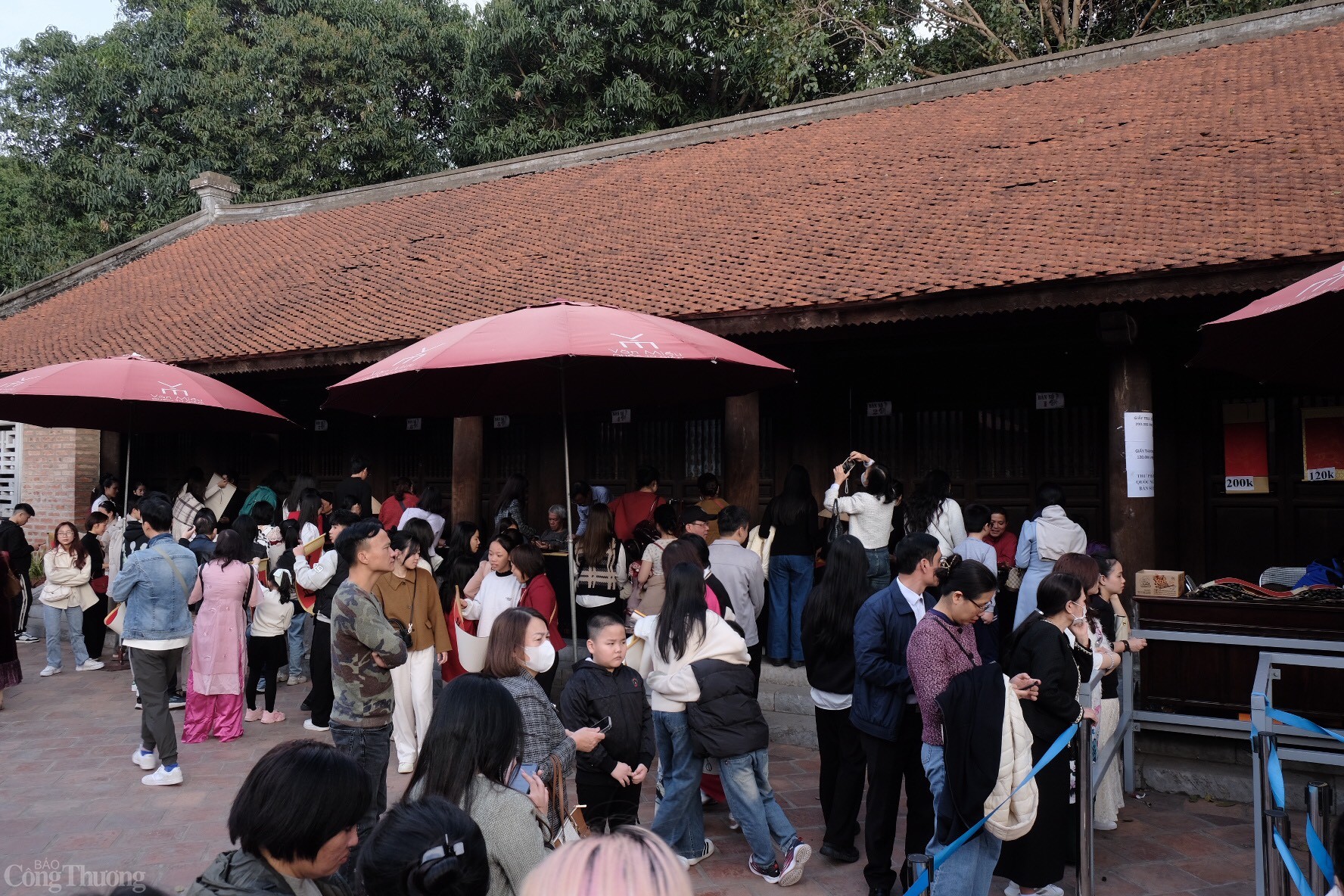 Dòng người xếp hàng chờ xin chữ ông đồ dịp đầu xuân. Ảnh: Lê An