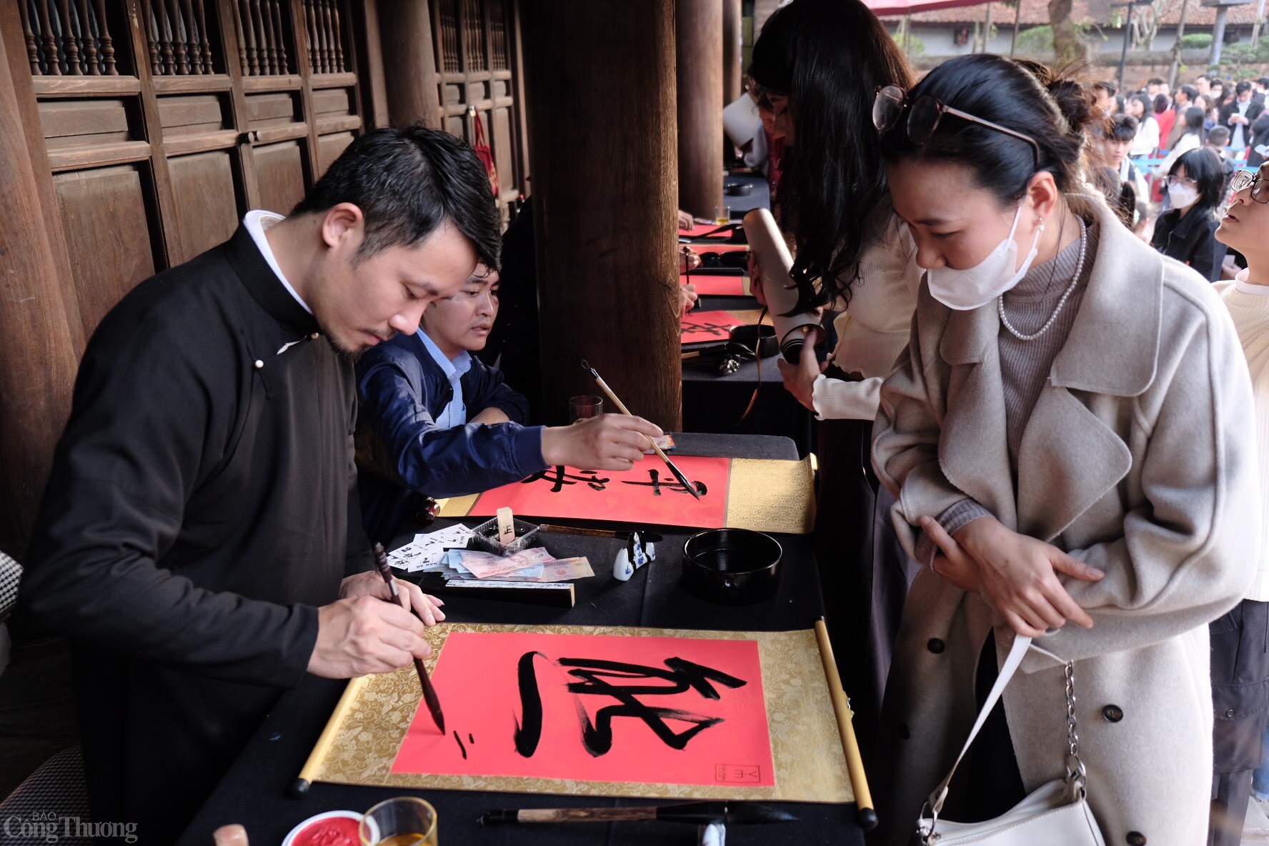 Truyền thống xin chữ ông đồ vẫn được phát huy cho đến tận ngày nay bởi tinh thần hiếu học, tôn sư trọng đạo của người Việt. Năm nay, tại Văn Miếu - Quốc Tử Giám, các ông đồ được sắp xếp ở phía trước khu Thái học, đây là nơi diễn ra hoạt động viết chữ đầu xuân theo truyền thống. Ảnh: Lê An
