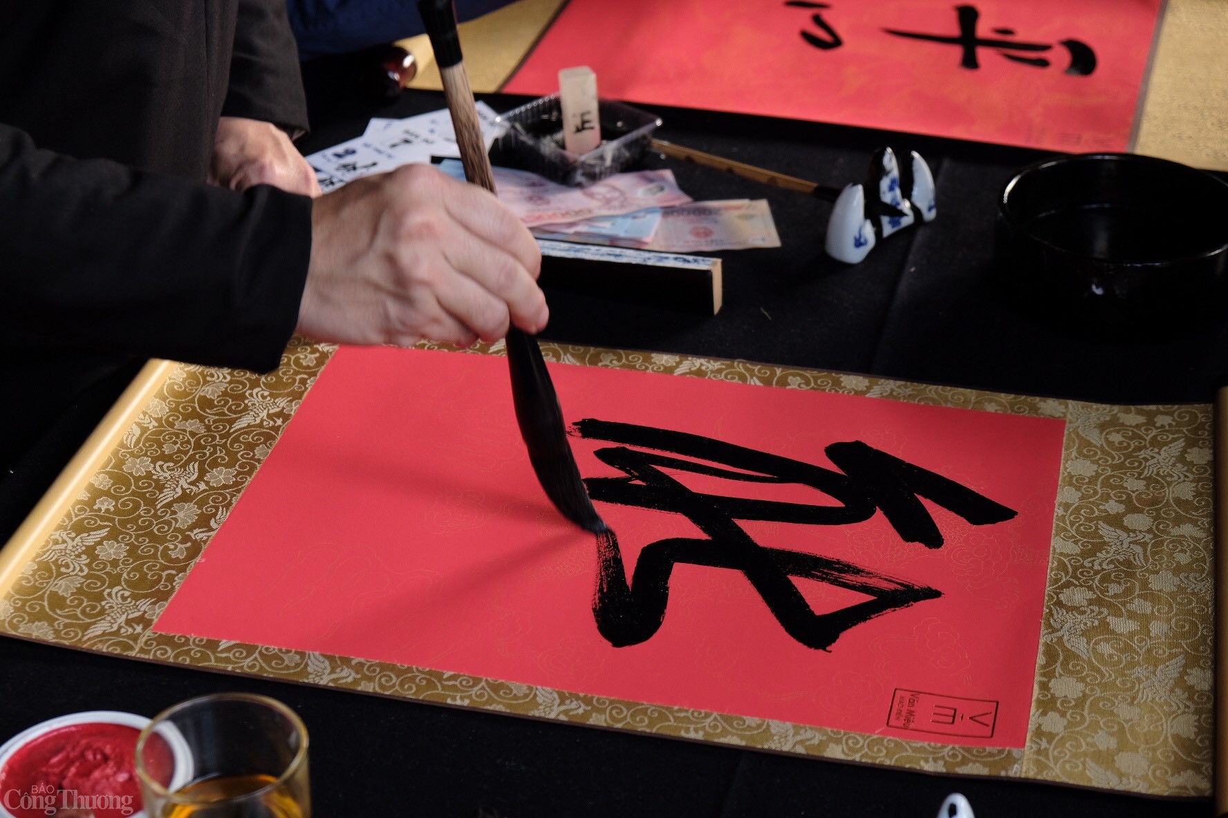 Nói lên mong muốn, nguyện vọng trong năm mới, các ông đồ sẽ chỉ dạy, tư vấn để có chữ phù hợp cho du khách. Ảnh: Lê An