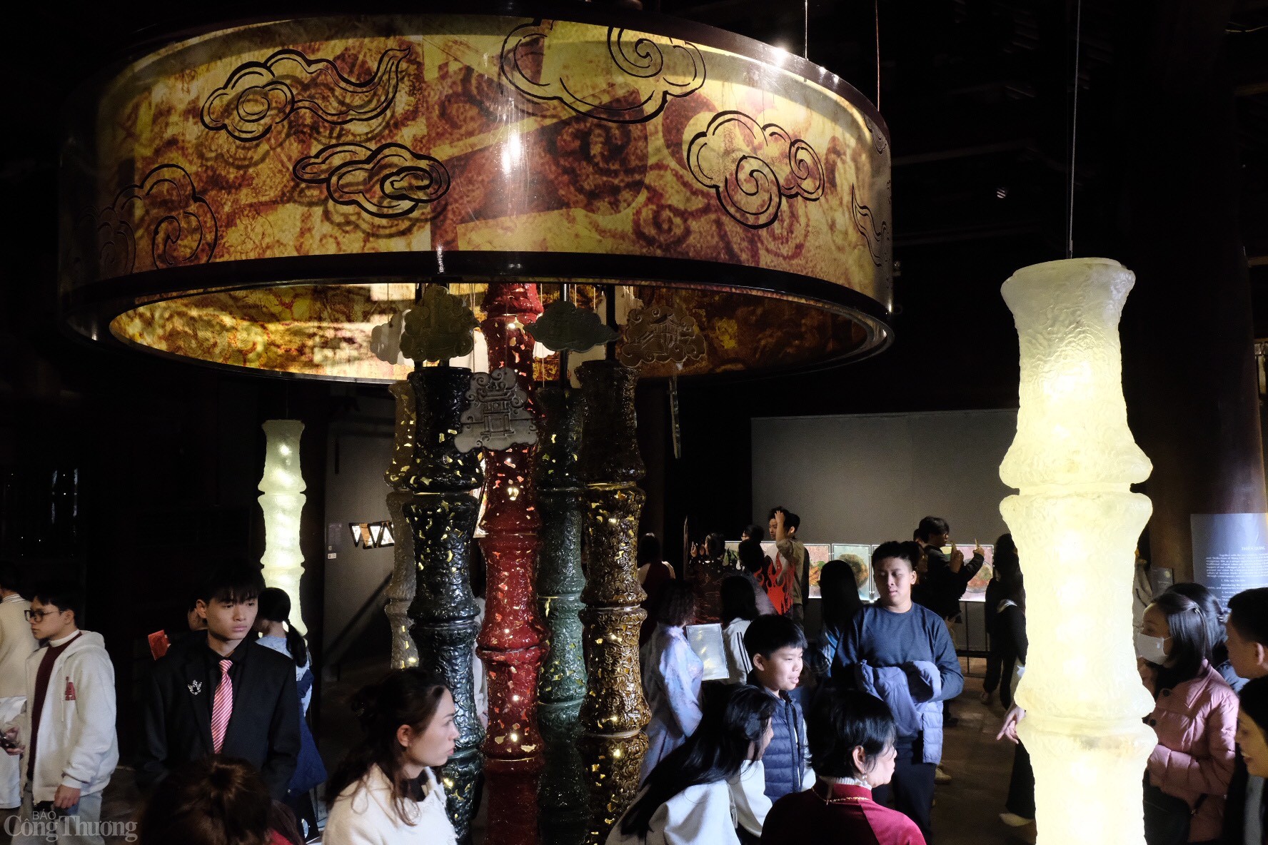 Đáng chú ý, du khách có thể chiêm ngưỡng triển lãm nghệ thuật đương đại Dấu Xưa Văn Hiến năm thứ 3 với chủ đề “Thiên Quang” tại khu Thái Học, Di tích Quốc gia đặc biệt Văn Miếu – Quốc Tử Giám. Ảnh: Lê An