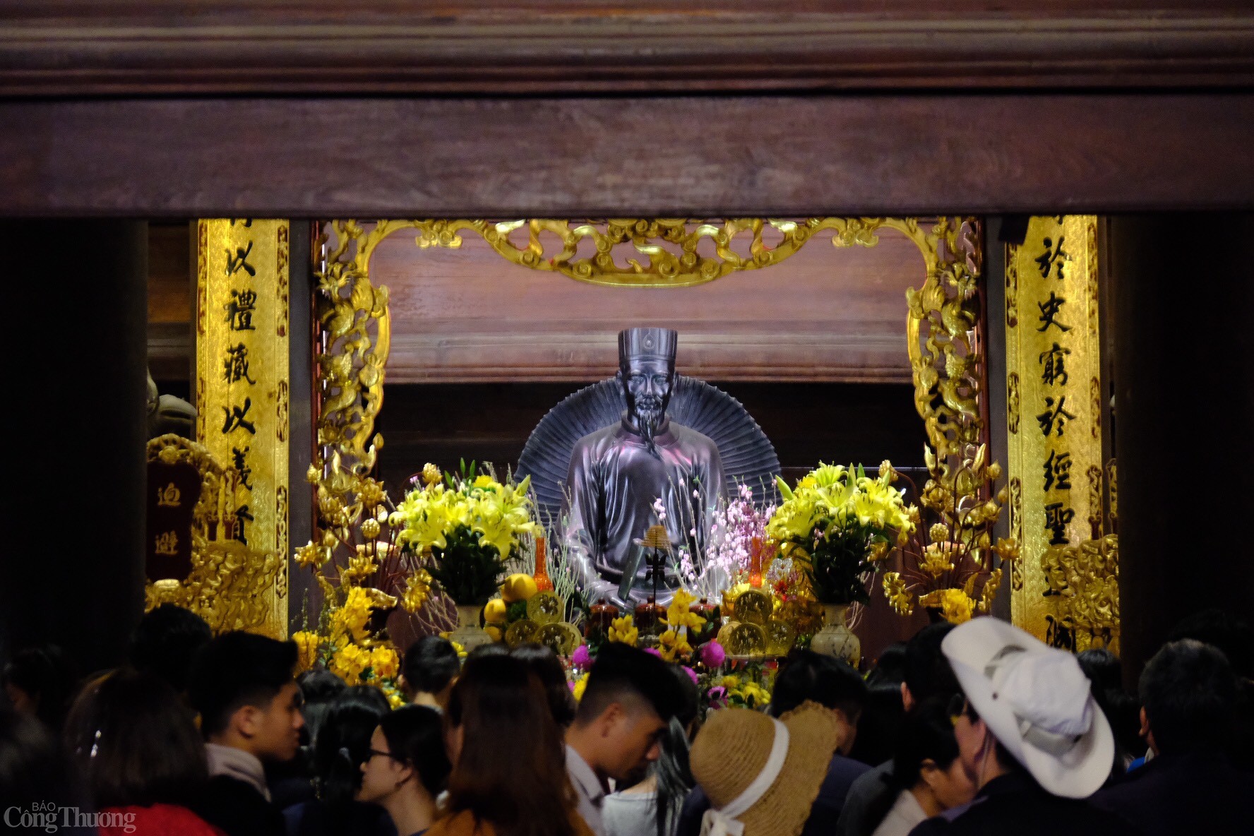 Bên cạnh thờ Khổng Tử và các hiền triết Trung Hoa, Văn Miếu còn có gian thờ Chu Văn An, một vị Nho học đời Trần, từng giữ chức Tư nghiệp Quốc Tử Giám và biên soạn sách Tứ thư thuyết ước, sách quảng bá đạo Nho. Ảnh: Lê An