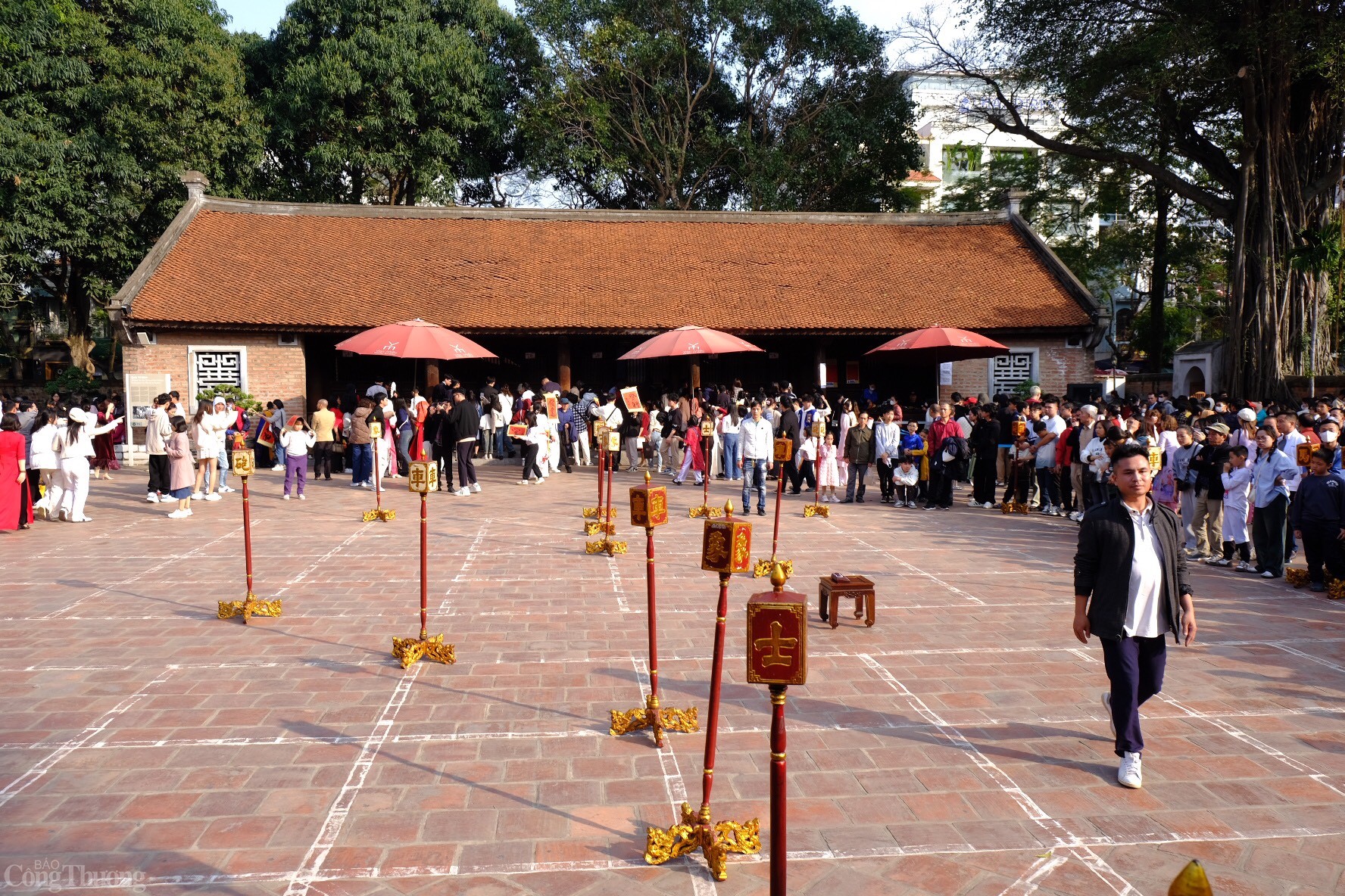 Trò chơi cờ người thu hút sự chú ý của nhiều du khách. Ảnh: Lê An