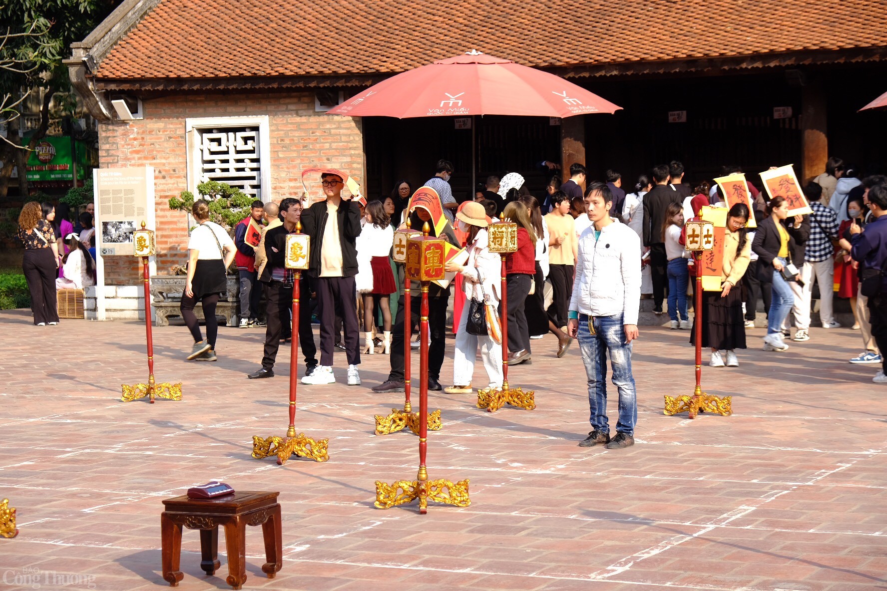 Văn Miếu - Quốc Tử Giám luôn là địa điểm văn hóa thu hút hàng đầu của Hà Nội mỗi dịp Tết đến bởi nhiều hoạt động văn hóa - giải trí, điển hình như cuộc thi cờ người. Ảnh: Lê An