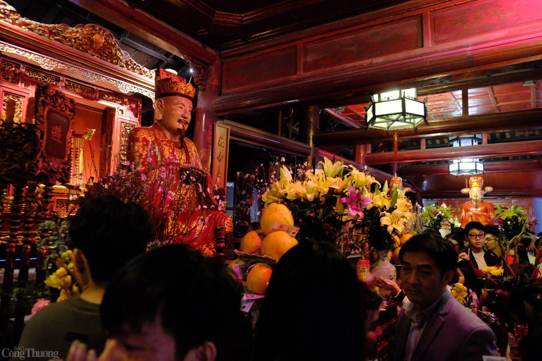 Đến Văn Miếu - Quốc Tử Giám, khách tham quan có cơ hội được cầu may với hy vọng phát triển công danh, sự nghiệp trước tượng thờ Khổng Tử. Ảnh: Lê An