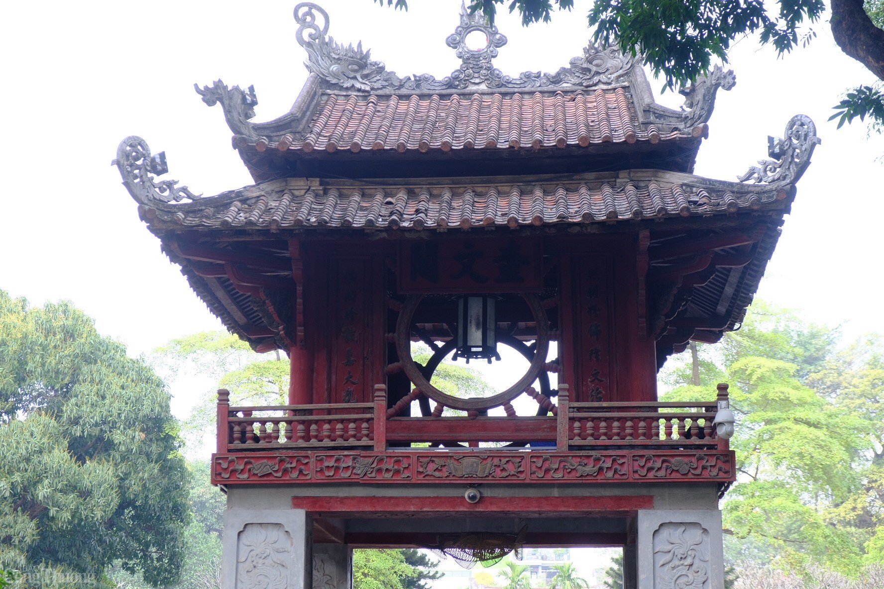 Tại Văn Miếu Quốc Tử Giám, gác Khuê Văn là một trong những công trình có kiến trúc vô cùng ấn tượng, độc đáo, được xây dựng nhằm đề cao giá trị của tri thức, học vấn. Đây cũng là nơi tổ chức khảo thí học trò vào mỗi mùa xuân và mùa thu hàng năm trong lịch sử. Ảnh: Lê An