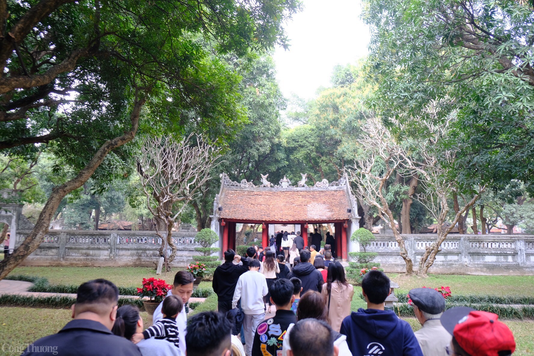 Mỗi dịp đầu xuân năm mới, người Việt thường bảo nhau về truyền thống “Mồng 1 Tết cha, mồng 2 Tết mẹ, mồng 3 Tết thầy” như cách thể hiện tôn sư, trọng đạo. Do đó, ngày mồng 3 Tết Ất Tỵ, đã có đông đảo người dân, khách tham quan ghé thăm Văn Miếu - Quốc Tử Giám, nơi thờ tự các bậc hiền triết trong lịch sử. Ảnh: Lê An