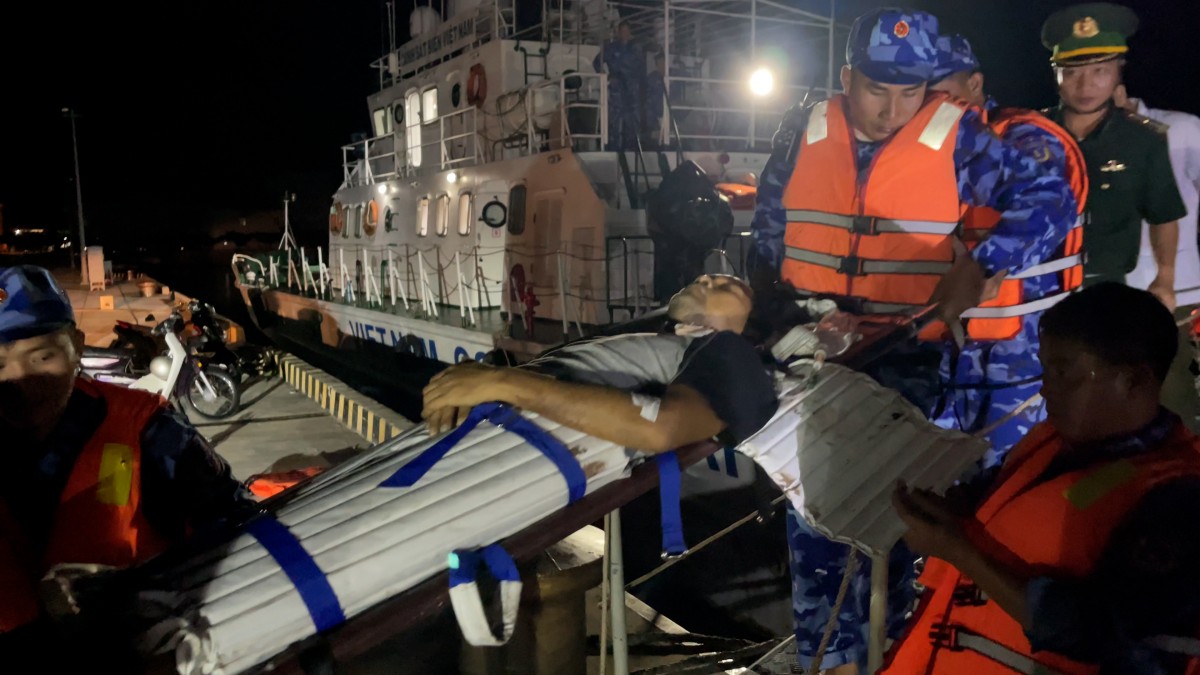 Thuyền viên Rholand T.Boiser sang tàu Cảnh sát biển 2011 để chuyển vào Trung tâm y tế huyện Côn Đảo.jpg