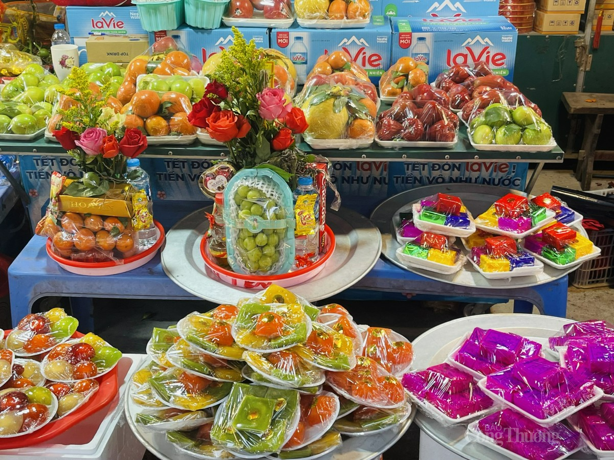 Đặc biệt năm nay đồ lễ chỉ có trái cây, bánh kẹo, đồ ngọt, không có lễ mặn. Ảnh: Nguyễn Thanh