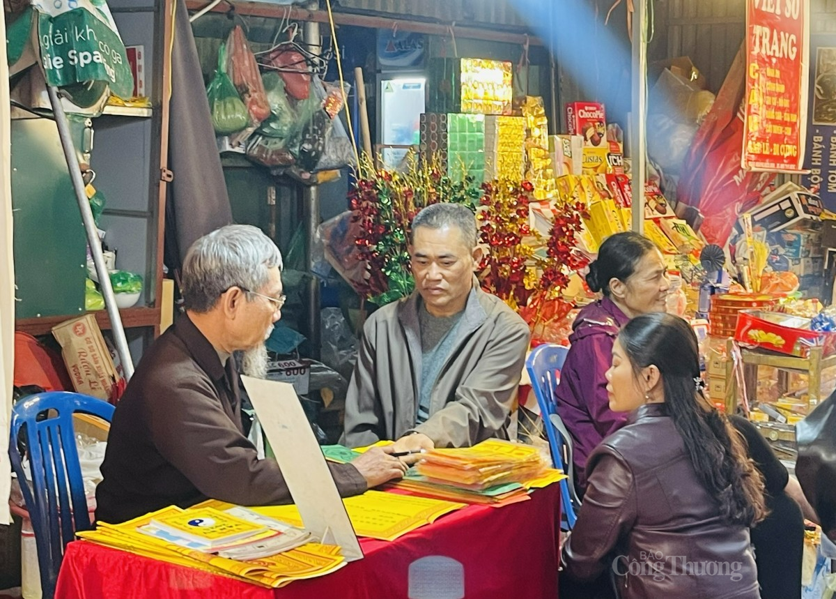 Viết sớ, xin chữ đầu năm. Ảnh: Nguyễn Thanh