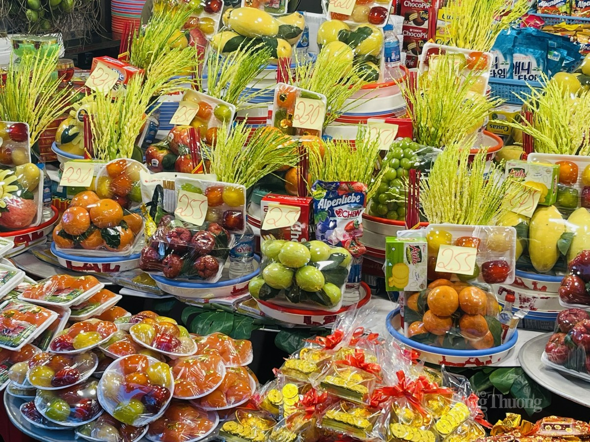 Các mâm lễ được người bán sắp sẵn niêm yết giá công khai để du khách có thể dễ dàng mua vào dâng lễ. Ảnh: Nguyễn Thanh