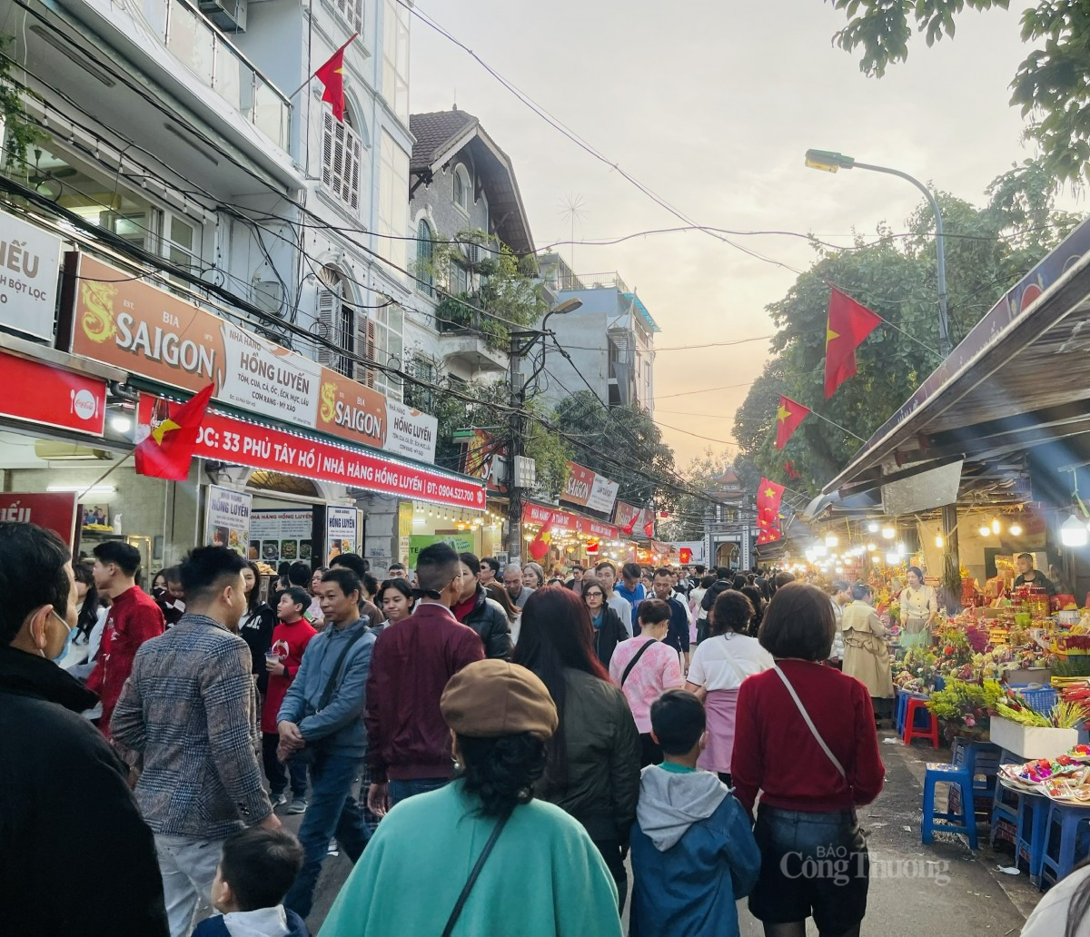 Dòng người về Phủ lễ ngày càng đông đúc. Ảnh: Nguyễn Thanh