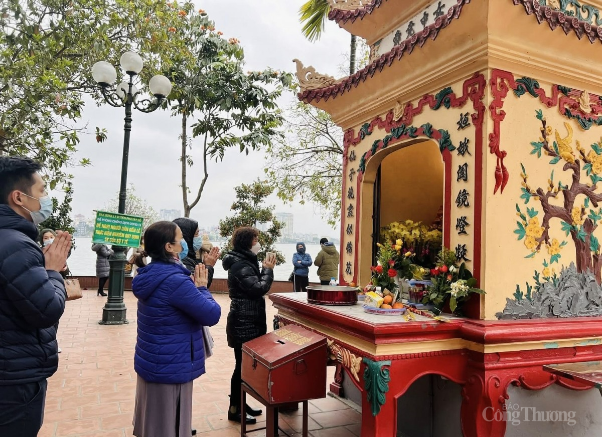 Rất đông người tới cầu xin tài tộc, may mắn năm mới. Ảnh: Nguyễn Thanh