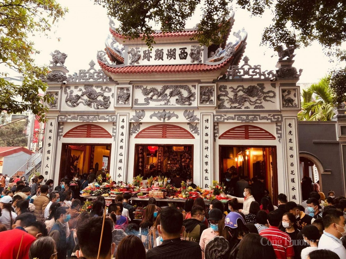 Người dân đi lễ chùa dịp đầu năm để cầu mong gia đình hạnh phúc, bình an, nhiều sức khỏe, công danh thành đạt. Ảnh: Nguyễn Thanh