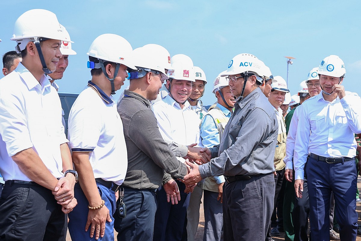 Thủ tướng trò chuyện, động viên cán bộ, người lao động đang thi công trên công trường - Ảnh: VGP/Nhật Bắc