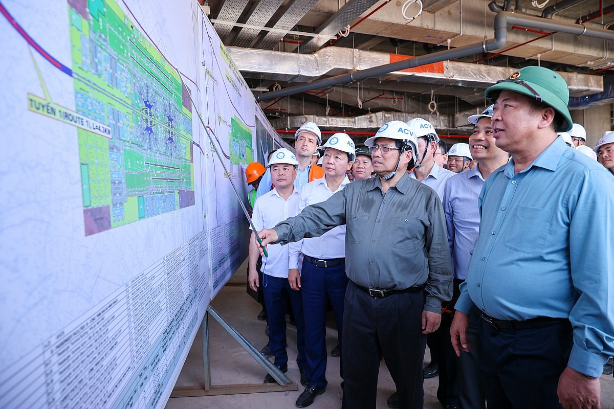 Trong những ngày đầu xuân, Thủ tướng Chính phủ đang có chương trình công tác khởi công, kiểm tra các công trình, dự án quan trọng quốc gia, trọng điểm ngành giao thông vận tải. Đây cũng là lần thứ 6 Thủ tướng Phạm Minh Chính tới công trường sân bay Long Thành trong 3 năm qua - Ảnh: VGP/Nhật Bắc