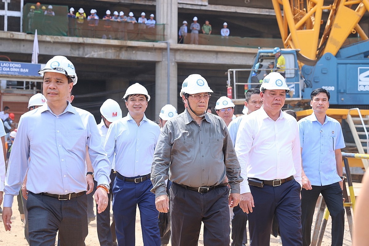 Thủ tướng yêu cầu ACV và các cơ quan liên quan tăng cường máy móc, nhân lực, thi công, lắp đặt thiết bị với 3 ca 4 kíp, xuyên lễ, xuyên Tết, xuyên ngày nghỉ, tăng cường nhà thầu phụ, huy động cả lực lượng công an, quân đội, công đoàn… - Ảnh: VGP/Nhật Bắc