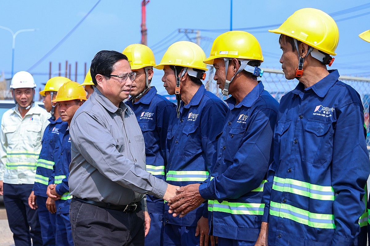 Thủ tướng trò chuyện, động viên cán bộ, người lao động đang thi công dự án Vành đai 3 đoạn nút giao Tân Vạn - cầu Bình Gởi - Ảnh: VGP/Nhật Bắc Thủ tướng trò chuyện, động viên cán bộ, người lao động đang thi công dự án Vành đai 3 đoạn nút giao Tân Vạn - cầu Bình Gởi - Ảnh: VGP/Nhật Bắc