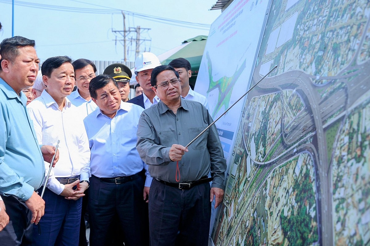 Thủ tướng Phạm Minh Chính nghe báo cáo về tiến độ thi công dự án Vành đai 3 đoạn nút giao Tân Vạn - cầu Bình Gởi - Ảnh: VGP/Nhật Bắc Thủ tướng Phạm Minh Chính nghe báo cáo về tiến độ thi công dự án Vành đai 3 đoạn nút giao Tân Vạn - cầu Bình Gởi - Ảnh: VGP/Nhật Bắc