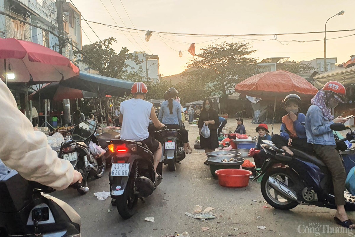 Ngày 1/2 (Mùng 4 Tết Nguyên đán Ất Tỵ 2025), một số tiểu thương tại TP. Đà Nẵng đã mở bán, tuy nhiên, hầu hết bán tại vỉa hè xung quanh chợ Ngày 1/2 (Mùng 4 Tết Nguyên đán Ất Tỵ 2025), một số tiểu thương tại TP. Đà Nẵng đã mở bán, tuy nhiên, hầu hết bán tại vỉa hè xung quanh chợ