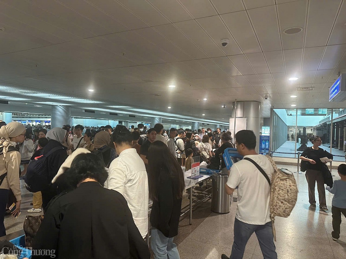Chùm ảnh: Sân bay Tân Sơn Nhất chật kín khách ngày 2/2