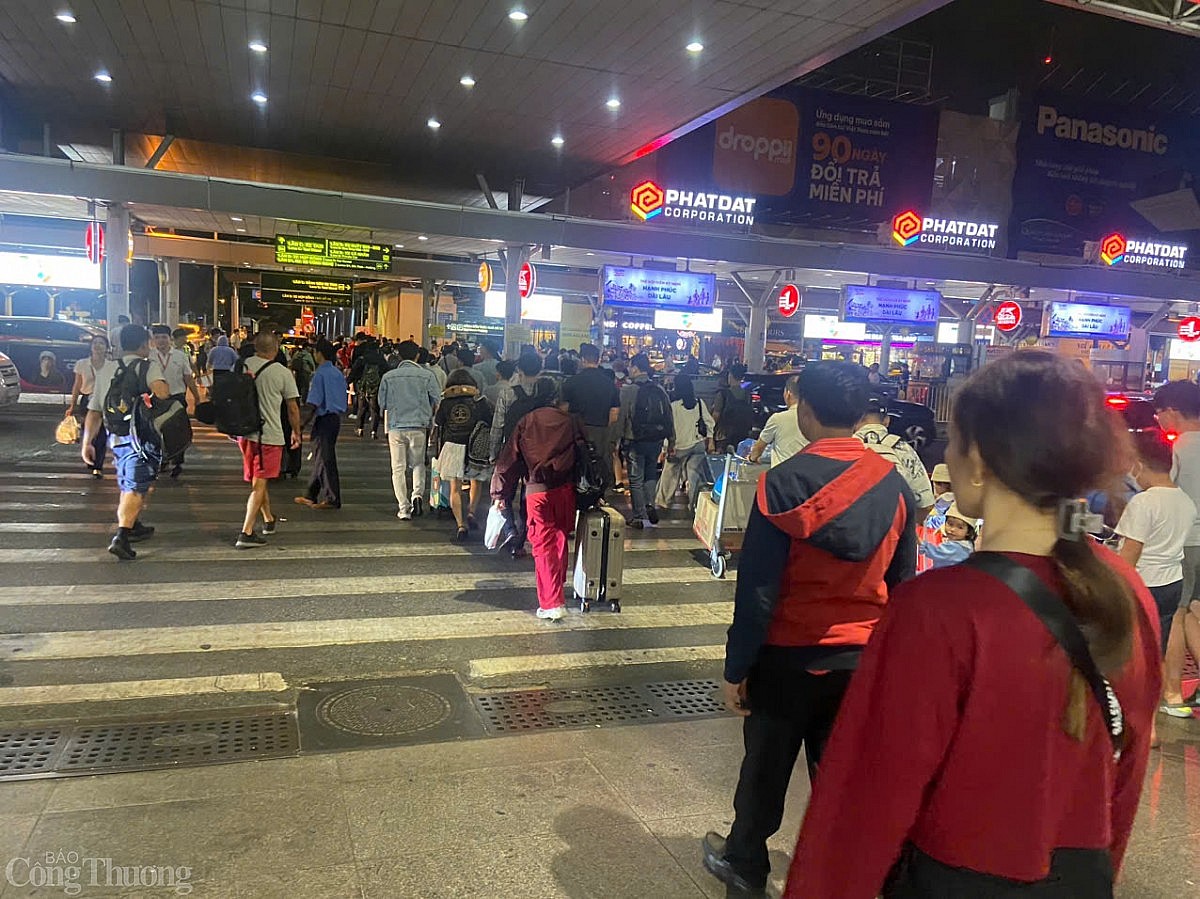 Chùm ảnh: Sân bay Tân Sơn Nhất chật kín khách ngày 2/2