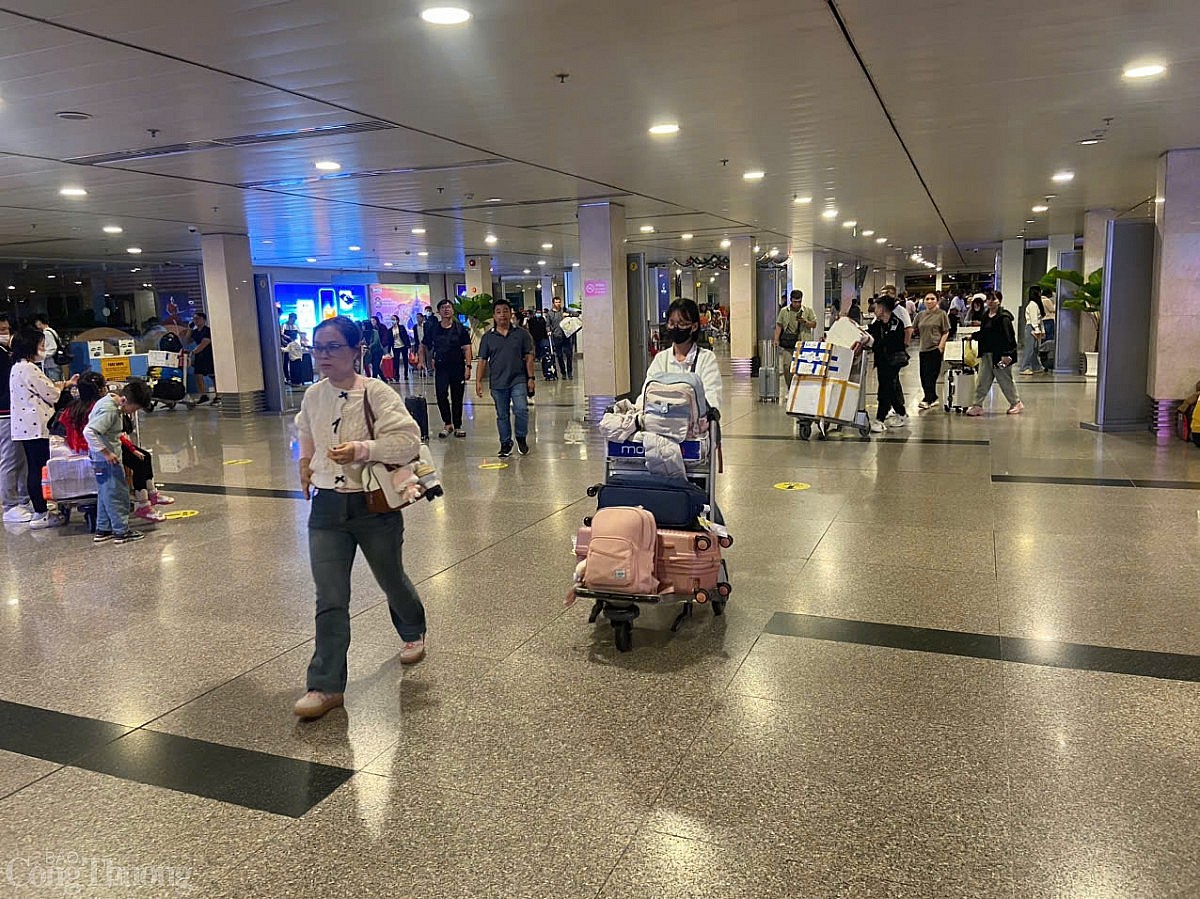 Chùm ảnh: Sân bay Tân Sơn Nhất chật kín khách ngày 2/2