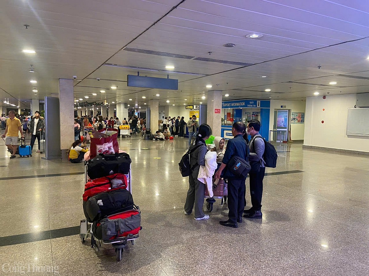 Chùm ảnh: Sân bay Tân Sơn Nhất chật kín khách ngày 2/2