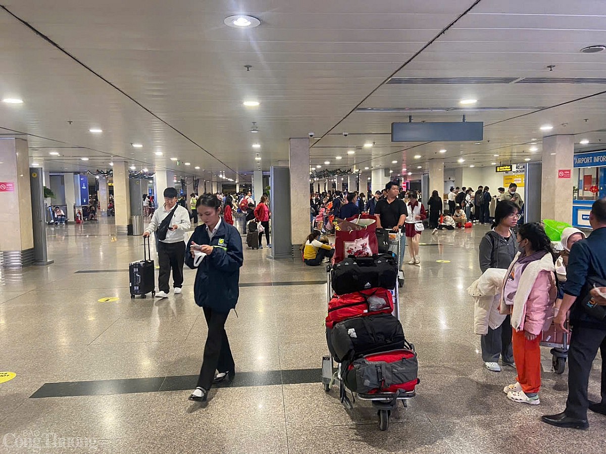 Chùm ảnh: Sân bay Tân Sơn Nhất chật kín khách ngày 2/2