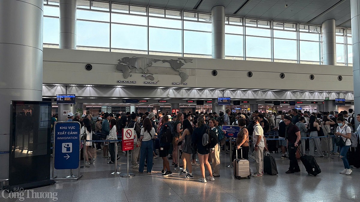 Chùm ảnh: Sân bay Tân Sơn Nhất chật kín khách ngày 2/2