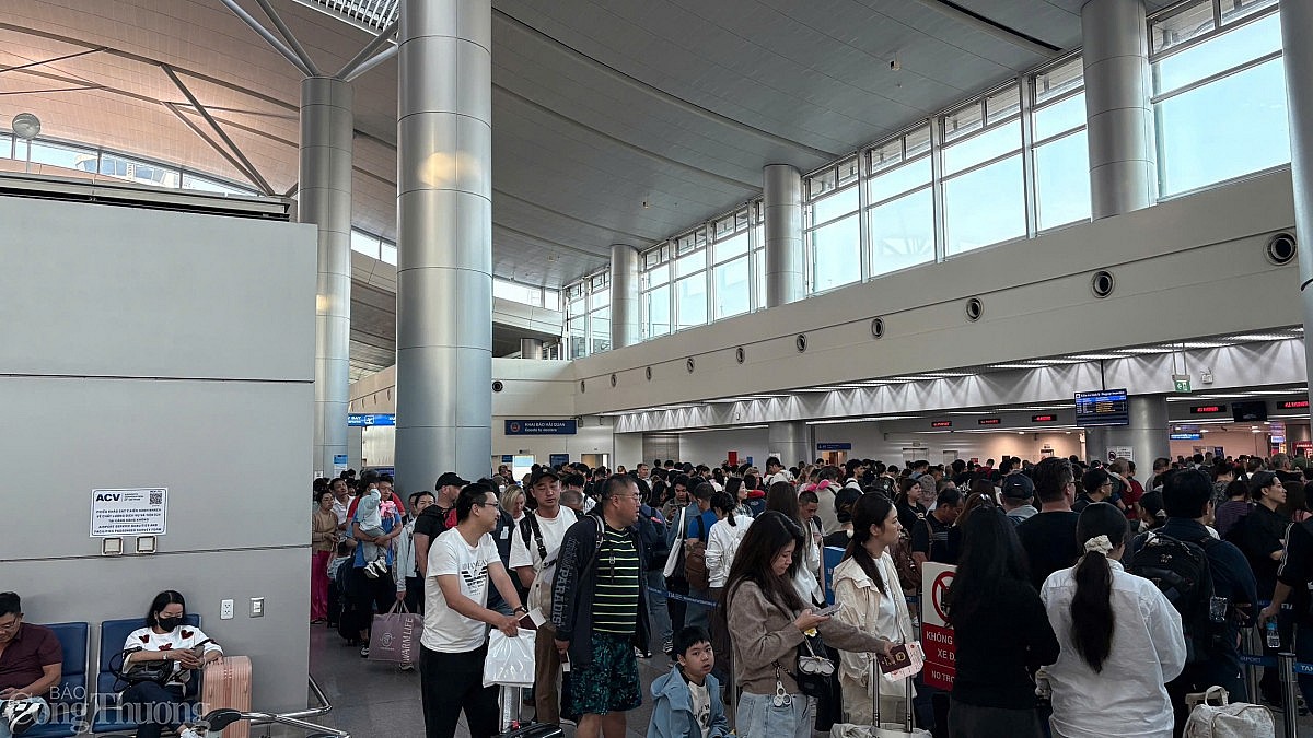 Chùm ảnh: Sân bay Tân Sơn Nhất chật kín khách ngày 2/2